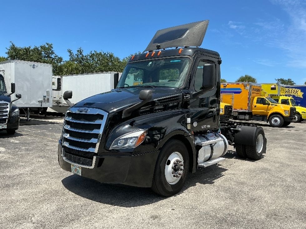 Day Cab Tractor-Heavy Duty Tractors-Freightliner-2019-T12642ST-Medley-FL-316,087\n\t\tmiles-$ 39,250 - Image 3