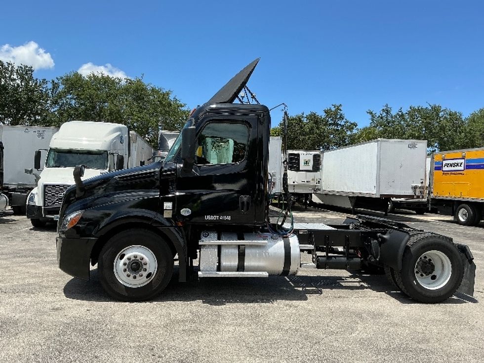 Day Cab Tractor-Heavy Duty Tractors-Freightliner-2019-T12642ST-Medley-FL-316,087\n\t\tmiles-$ 39,250 - Image 4