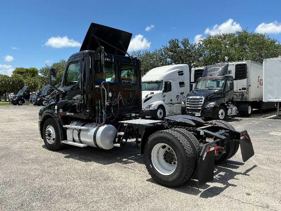 Day Cab Tractor-Heavy Duty Tractors-Freightliner-2019-T12642ST-Medley-FL-316,087\n\t\tmiles-$ 39,250 - Image 5