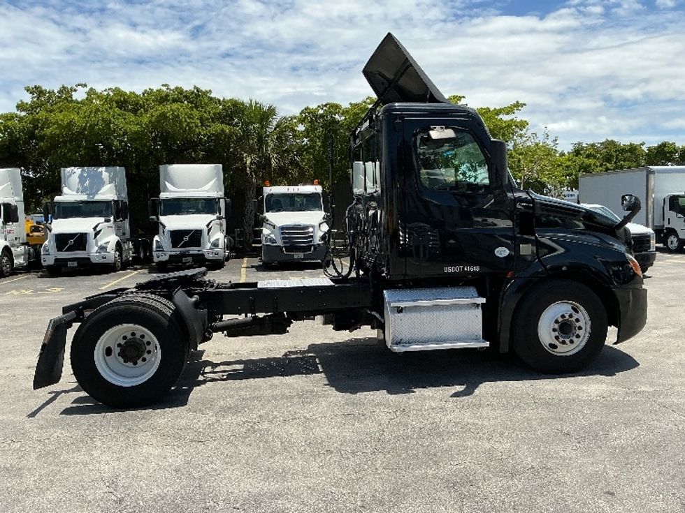 Day Cab Tractor-Heavy Duty Tractors-Freightliner-2019-T12642ST-Medley-FL-316,087\n\t\tmiles-$ 39,250 - Image 8