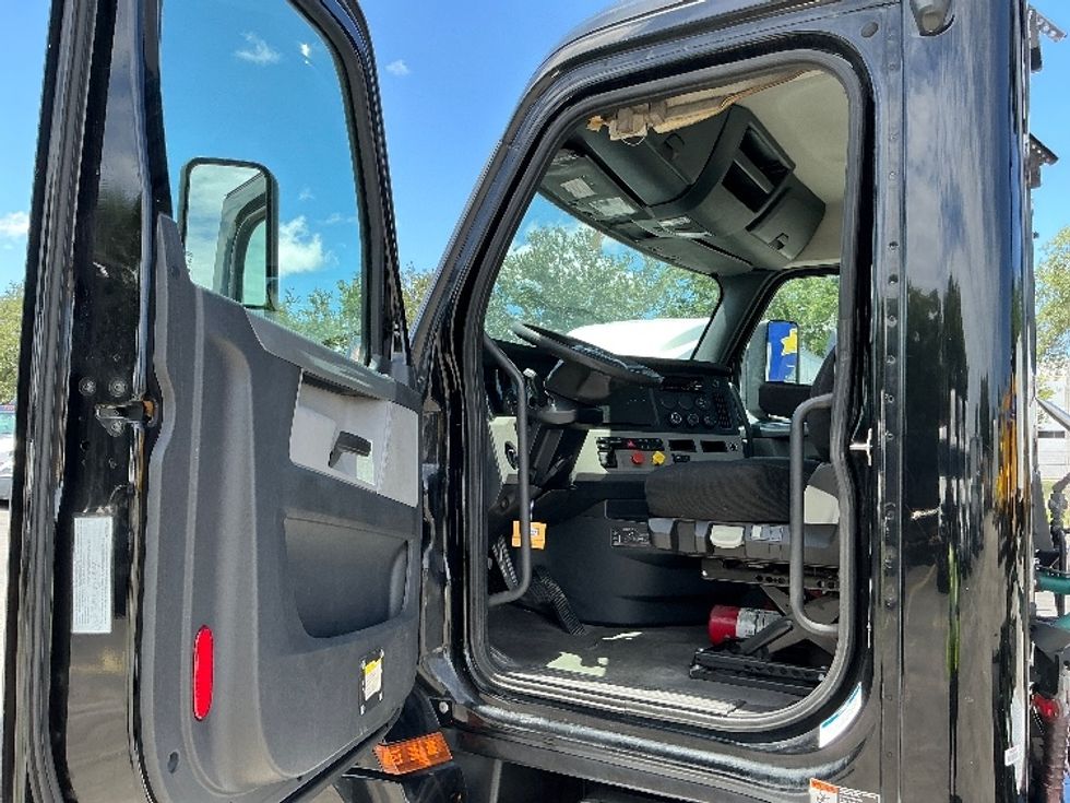 Day Cab Tractor-Heavy Duty Tractors-Freightliner-2019-T12642ST-Medley-FL-316,087\n\t\tmiles-$ 39,250 - Image 9
