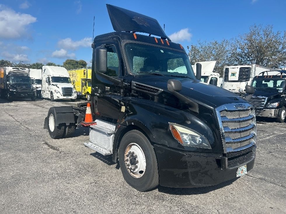 Day Cab Tractor-Heavy Duty Tractors-Freightliner-2019-T12642ST-Medley-FL-328,019\n\t\tmiles-$ 37,750 - Image 1