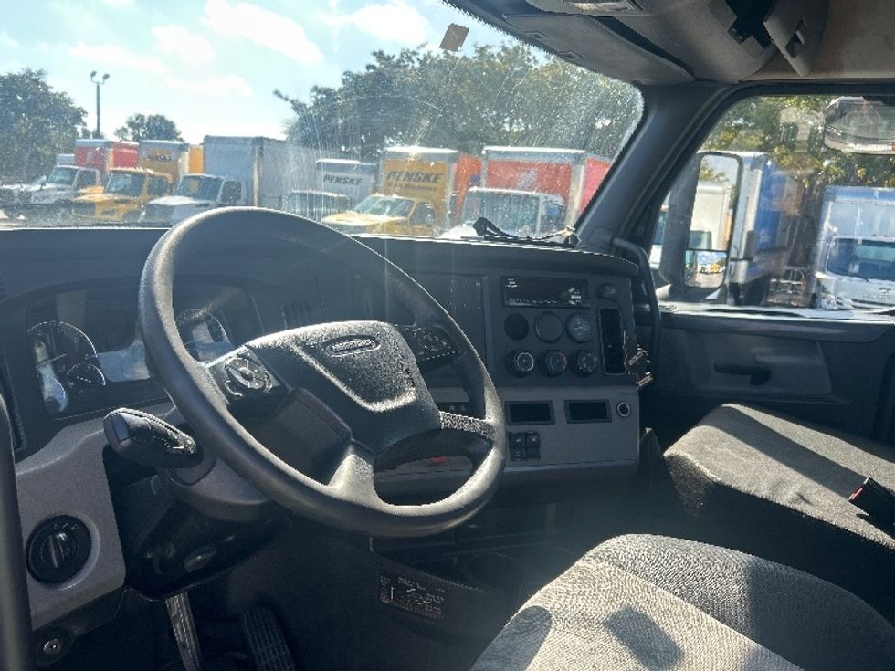 Day Cab Tractor-Heavy Duty Tractors-Freightliner-2019-T12642ST-Medley-FL-328,019\n\t\tmiles-$ 37,750 - Image 10