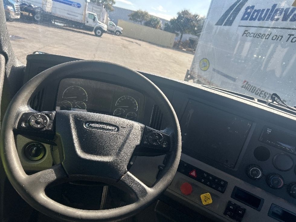 Day Cab Tractor-Heavy Duty Tractors-Freightliner-2019-T12642ST-Medley-FL-328,019\n\t\tmiles-$ 37,750 - Image 11