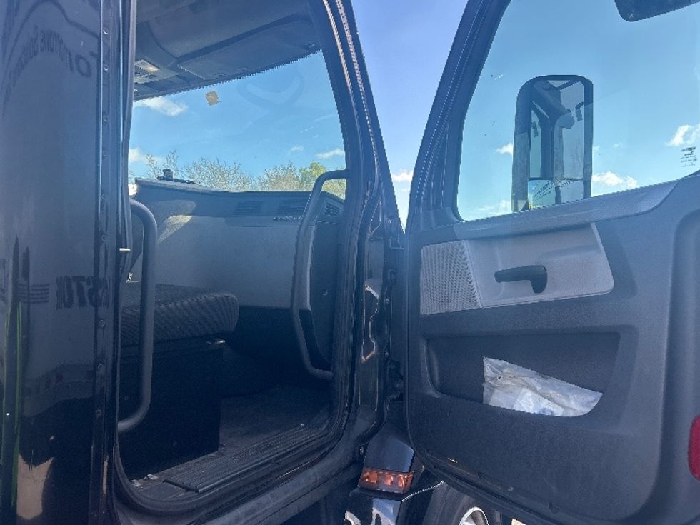 Day Cab Tractor-Heavy Duty Tractors-Freightliner-2019-T12642ST-Medley-FL-328,019\n\t\tmiles-$ 37,750 - Image 12