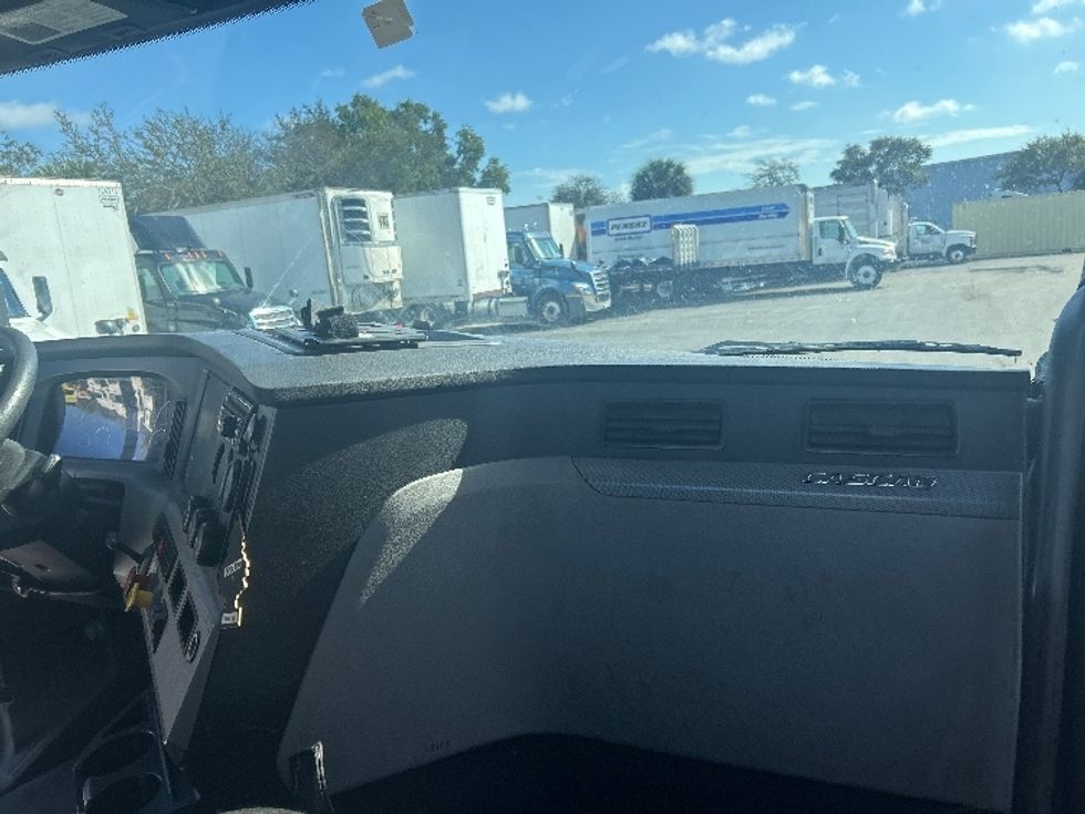 Day Cab Tractor-Heavy Duty Tractors-Freightliner-2019-T12642ST-Medley-FL-328,019\n\t\tmiles-$ 37,750 - Image 13