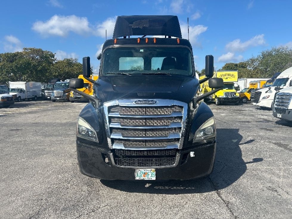 Day Cab Tractor-Heavy Duty Tractors-Freightliner-2019-T12642ST-Medley-FL-328,019\n\t\tmiles-$ 37,750 - Image 2