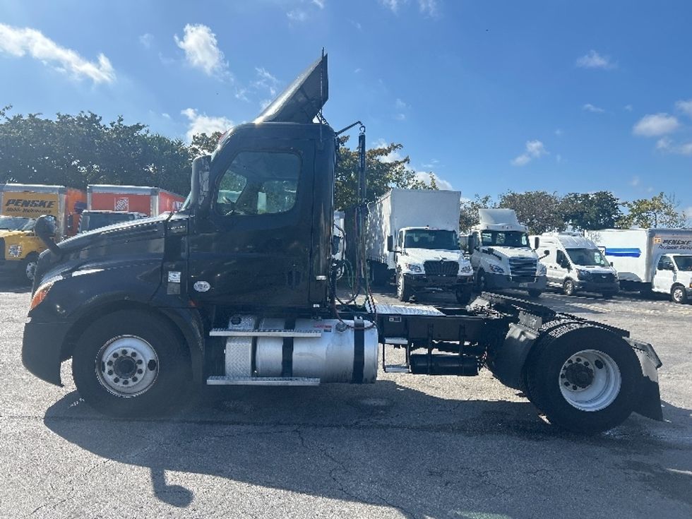 Day Cab Tractor-Heavy Duty Tractors-Freightliner-2019-T12642ST-Medley-FL-328,019\n\t\tmiles-$ 37,750 - Image 4
