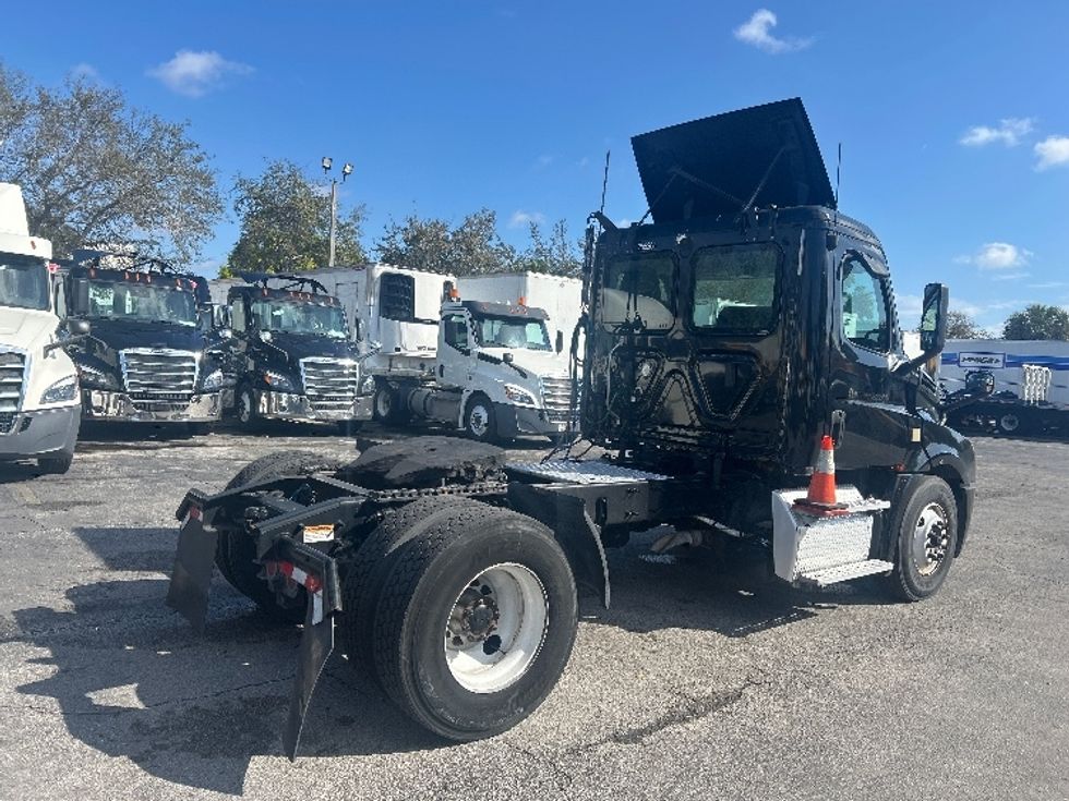 Day Cab Tractor-Heavy Duty Tractors-Freightliner-2019-T12642ST-Medley-FL-328,019\n\t\tmiles-$ 37,750 - Image 7