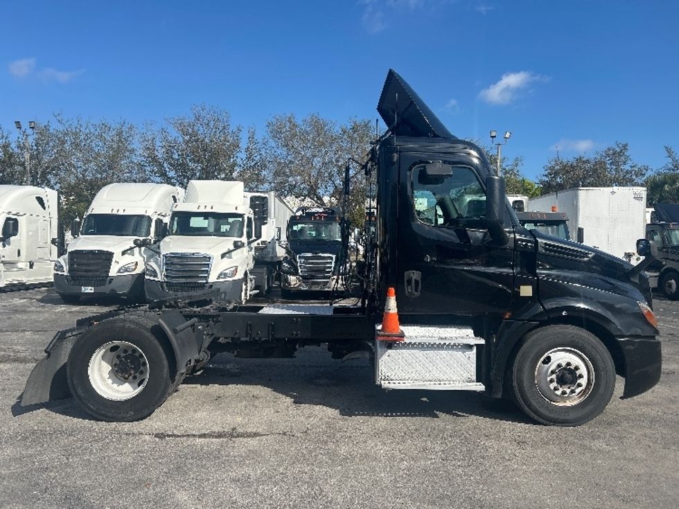 Day Cab Tractor-Heavy Duty Tractors-Freightliner-2019-T12642ST-Medley-FL-328,019\n\t\tmiles-$ 37,750 - Image 8