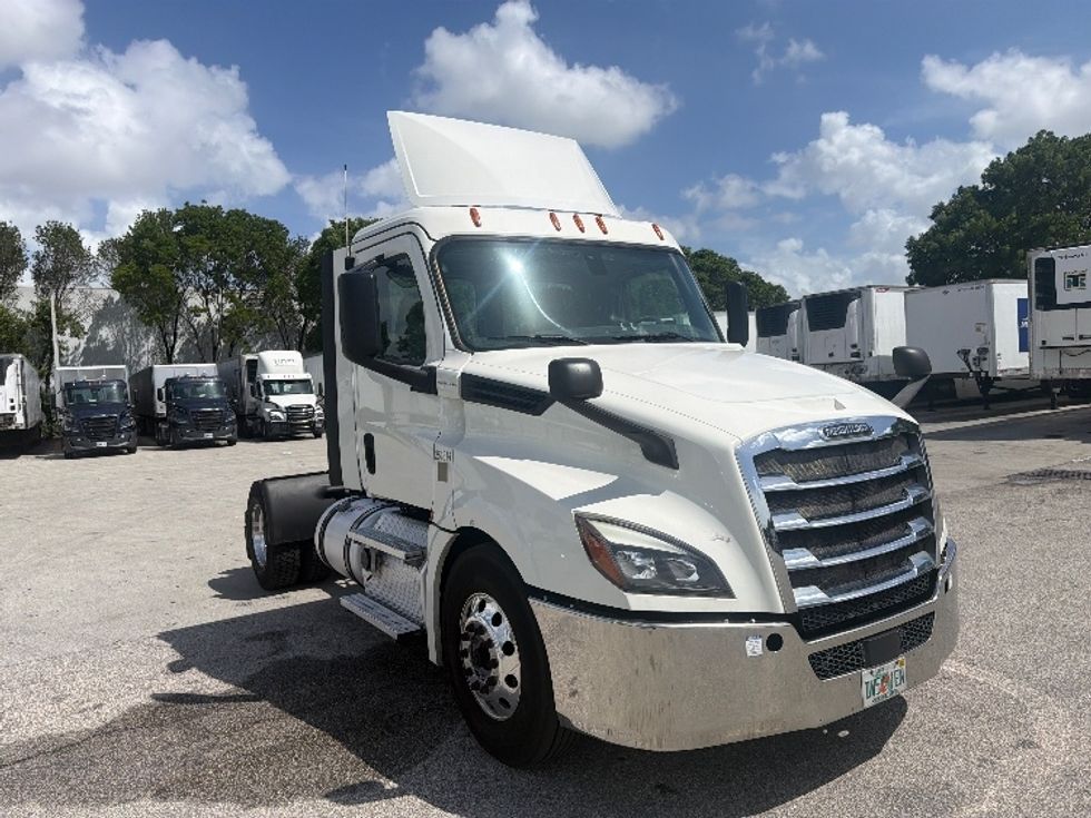 Day Cab Tractor-Heavy Duty Tractors-Freightliner-2019-T12642ST-Medley-FL-346,677\n\t\tmiles-$ 38,750 - Image 1