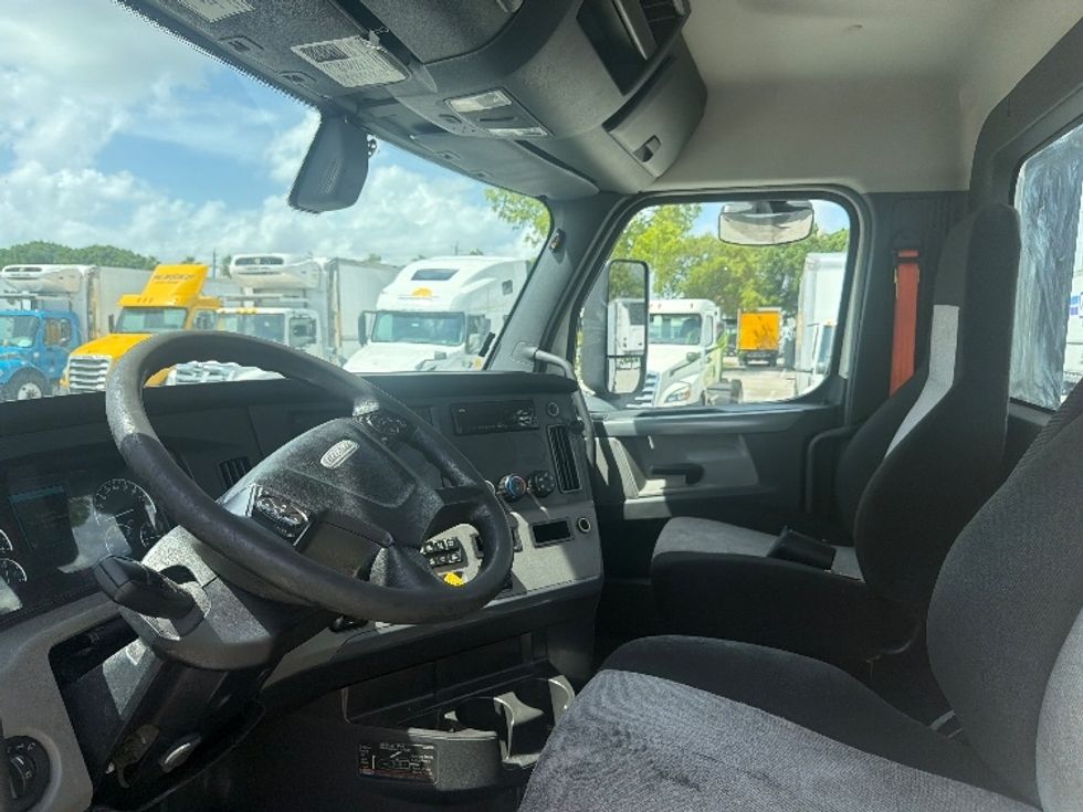 Day Cab Tractor-Heavy Duty Tractors-Freightliner-2019-T12642ST-Medley-FL-346,677\n\t\tmiles-$ 38,750 - Image 10