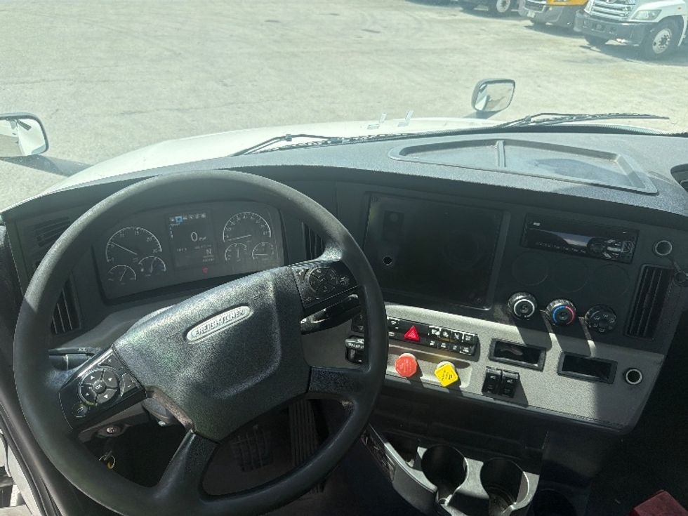 Day Cab Tractor-Heavy Duty Tractors-Freightliner-2019-T12642ST-Medley-FL-346,677\n\t\tmiles-$ 38,750 - Image 11