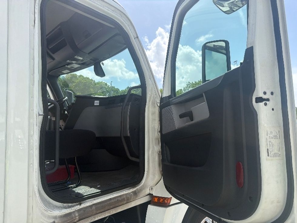 Day Cab Tractor-Heavy Duty Tractors-Freightliner-2019-T12642ST-Medley-FL-346,677\n\t\tmiles-$ 38,750 - Image 12