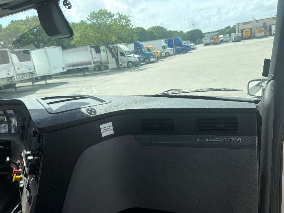 Day Cab Tractor-Heavy Duty Tractors-Freightliner-2019-T12642ST-Medley-FL-346,677\n\t\tmiles-$ 38,750 - Image 13