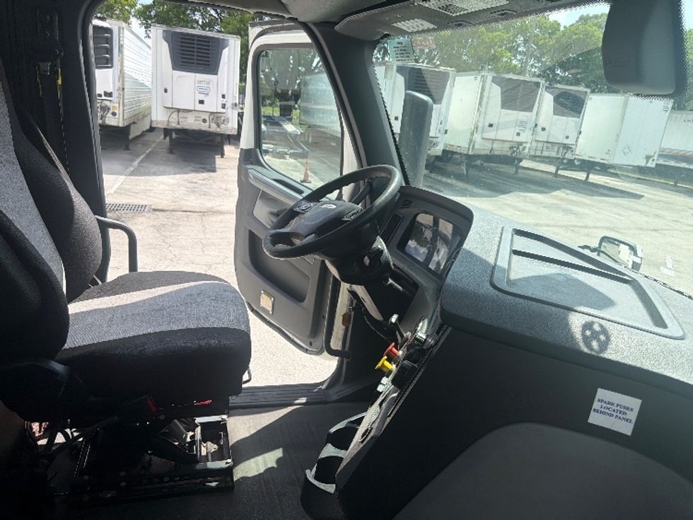 Day Cab Tractor-Heavy Duty Tractors-Freightliner-2019-T12642ST-Medley-FL-346,677\n\t\tmiles-$ 38,750 - Image 14