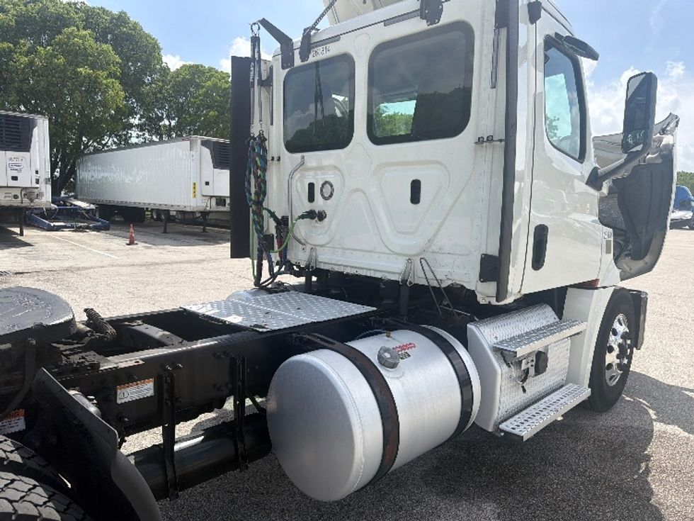 Day Cab Tractor-Heavy Duty Tractors-Freightliner-2019-T12642ST-Medley-FL-346,677\n\t\tmiles-$ 38,750 - Image 17