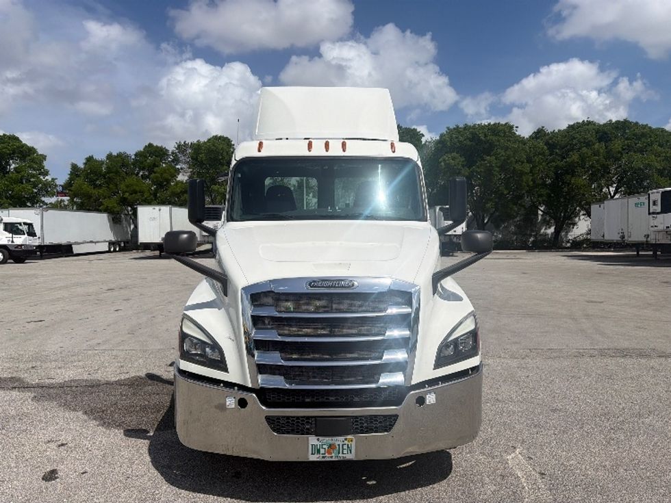 Day Cab Tractor-Heavy Duty Tractors-Freightliner-2019-T12642ST-Medley-FL-346,677\n\t\tmiles-$ 38,750 - Image 2