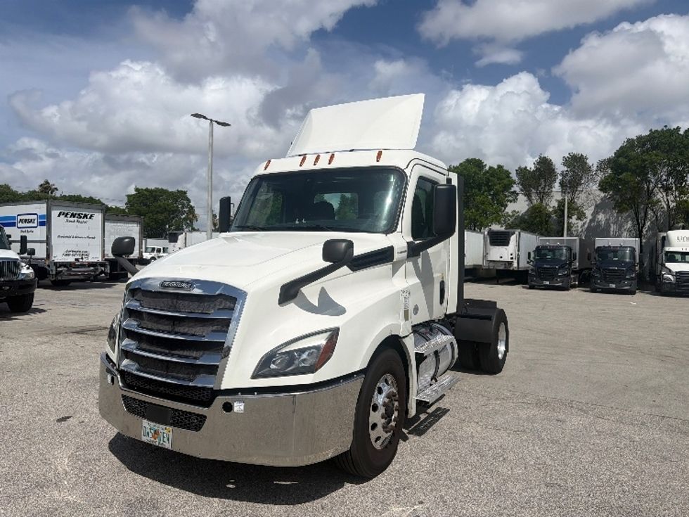 Day Cab Tractor-Heavy Duty Tractors-Freightliner-2019-T12642ST-Medley-FL-346,677\n\t\tmiles-$ 38,750 - Image 3