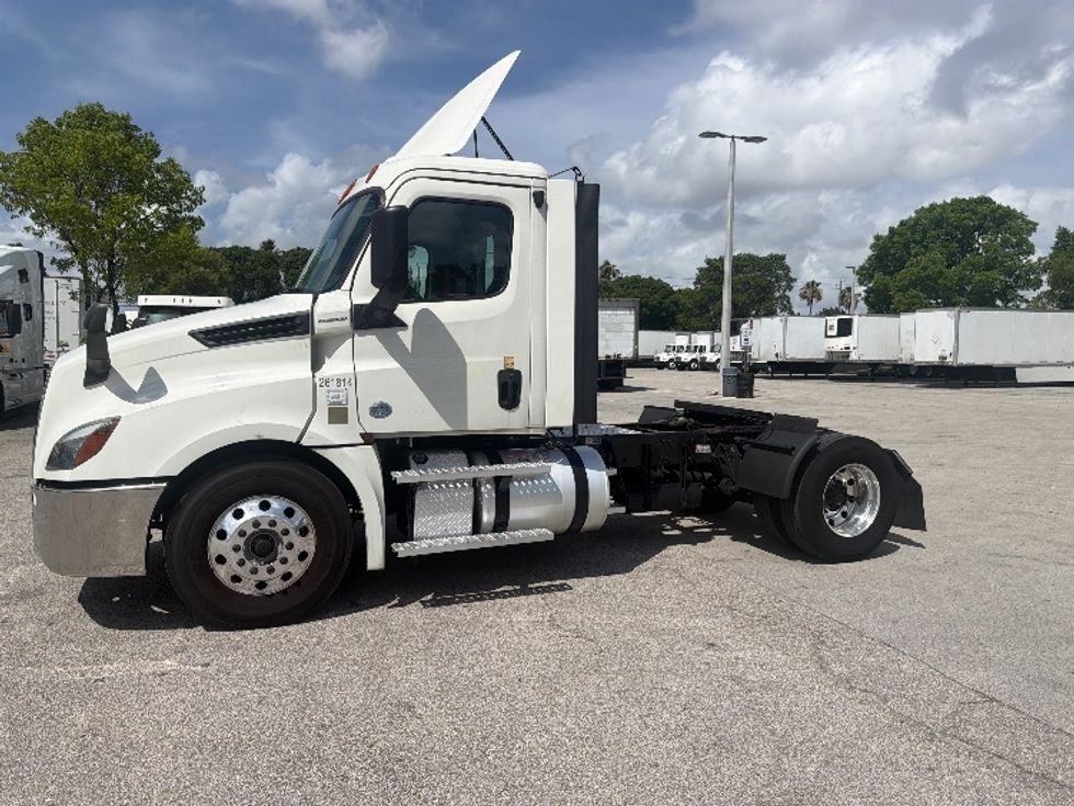 Day Cab Tractor-Heavy Duty Tractors-Freightliner-2019-T12642ST-Medley-FL-346,677\n\t\tmiles-$ 38,750 - Image 4