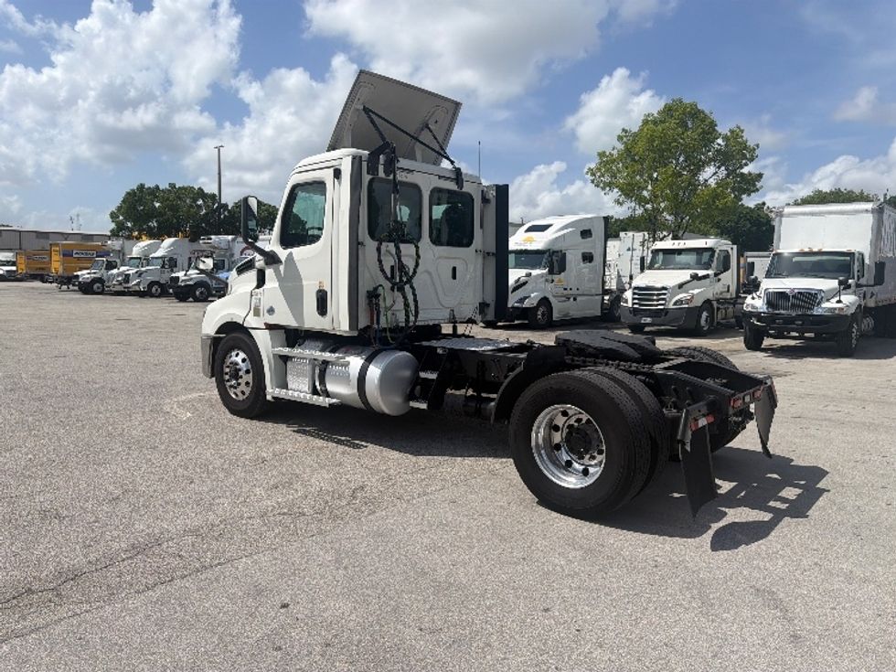 Day Cab Tractor-Heavy Duty Tractors-Freightliner-2019-T12642ST-Medley-FL-346,677\n\t\tmiles-$ 38,750 - Image 5