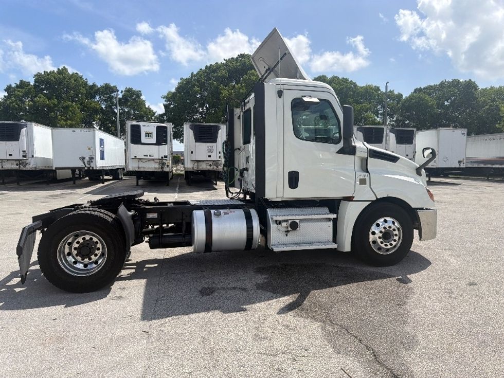 Day Cab Tractor-Heavy Duty Tractors-Freightliner-2019-T12642ST-Medley-FL-346,677\n\t\tmiles-$ 38,750 - Image 8