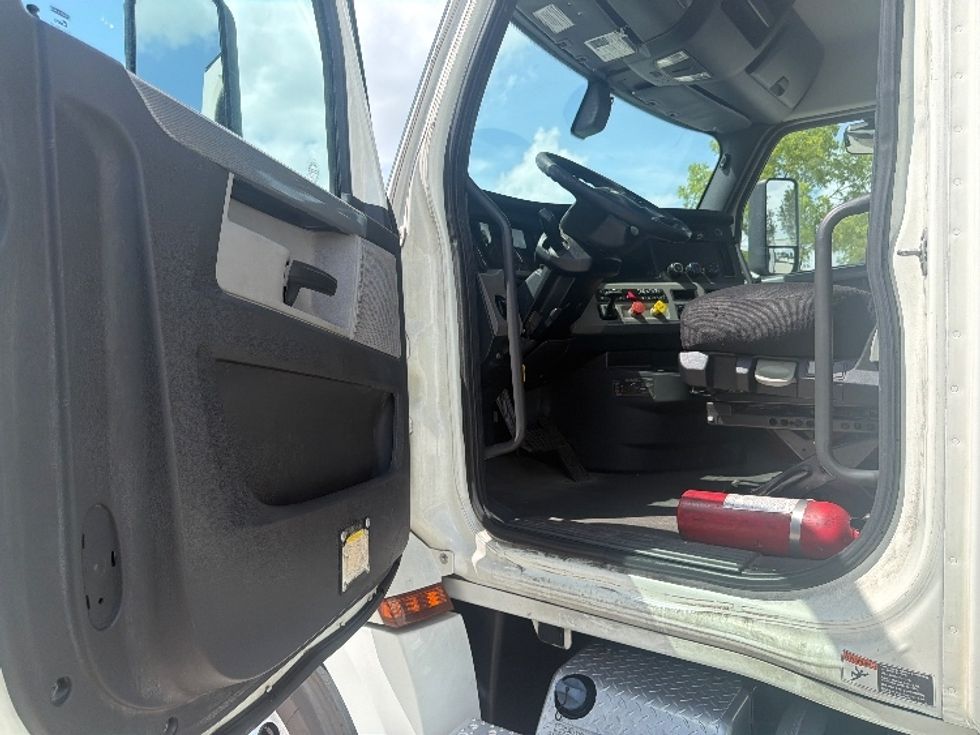 Day Cab Tractor-Heavy Duty Tractors-Freightliner-2019-T12642ST-Medley-FL-346,677\n\t\tmiles-$ 38,750 - Image 9