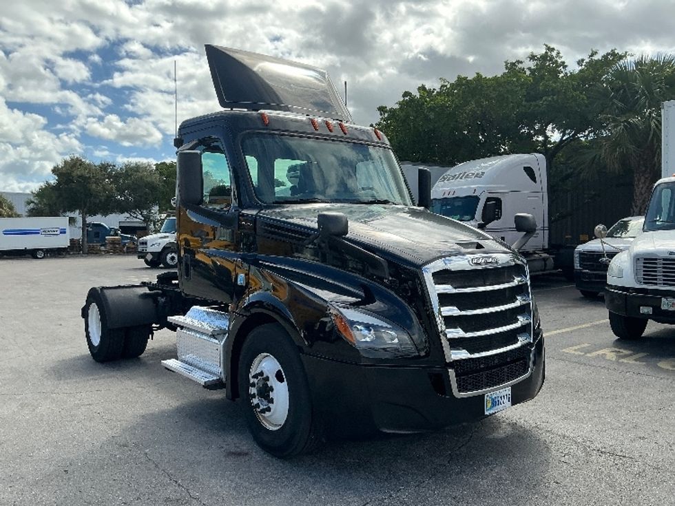 Day Cab Tractor-Heavy Duty Tractors-Freightliner-2019-T12642ST-Medley-FL-362,399\n\t\tmiles-$ 38,000 - Image 1