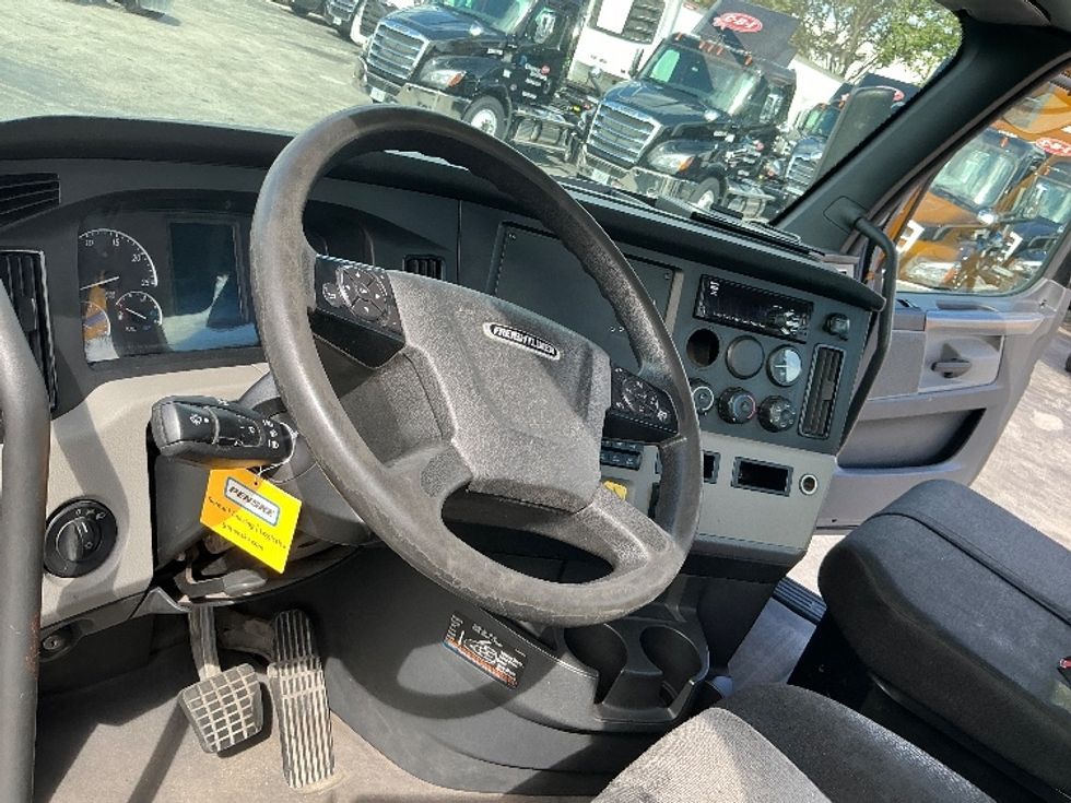 Day Cab Tractor-Heavy Duty Tractors-Freightliner-2019-T12642ST-Medley-FL-362,399\n\t\tmiles-$ 38,000 - Image 10