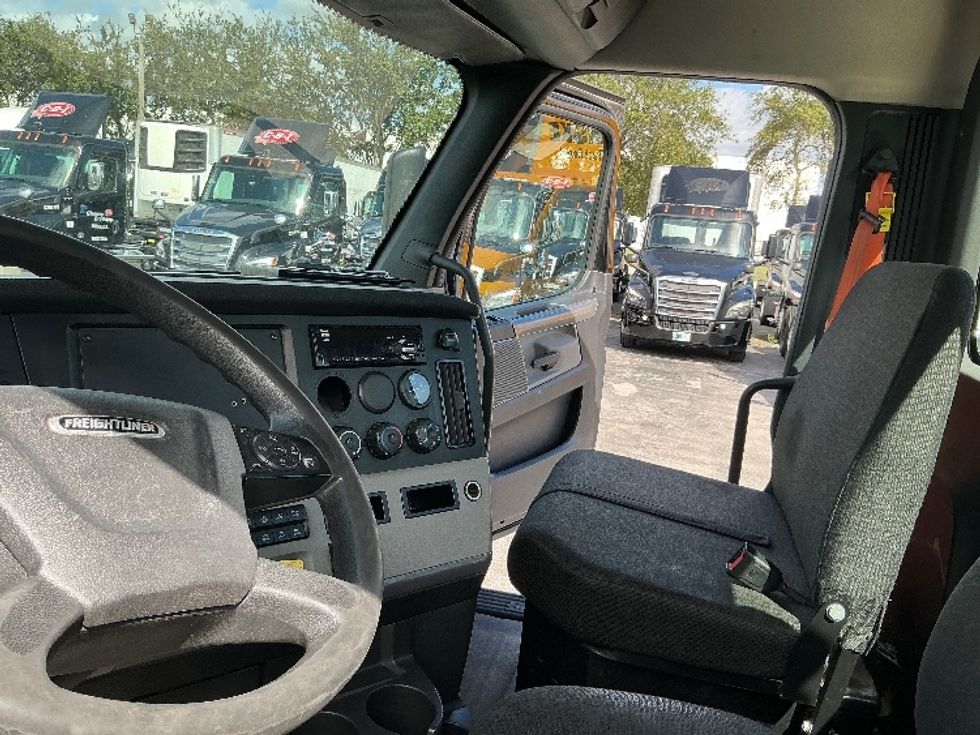 Day Cab Tractor-Heavy Duty Tractors-Freightliner-2019-T12642ST-Medley-FL-362,399\n\t\tmiles-$ 38,000 - Image 11