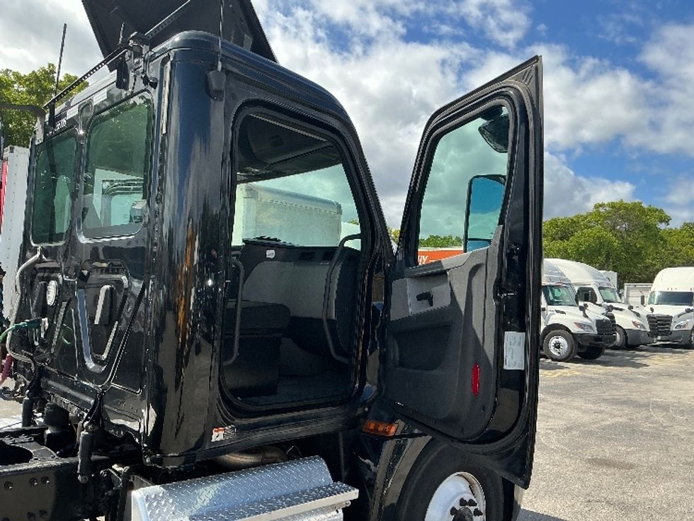 Day Cab Tractor-Heavy Duty Tractors-Freightliner-2019-T12642ST-Medley-FL-362,399\n\t\tmiles-$ 38,000 - Image 12