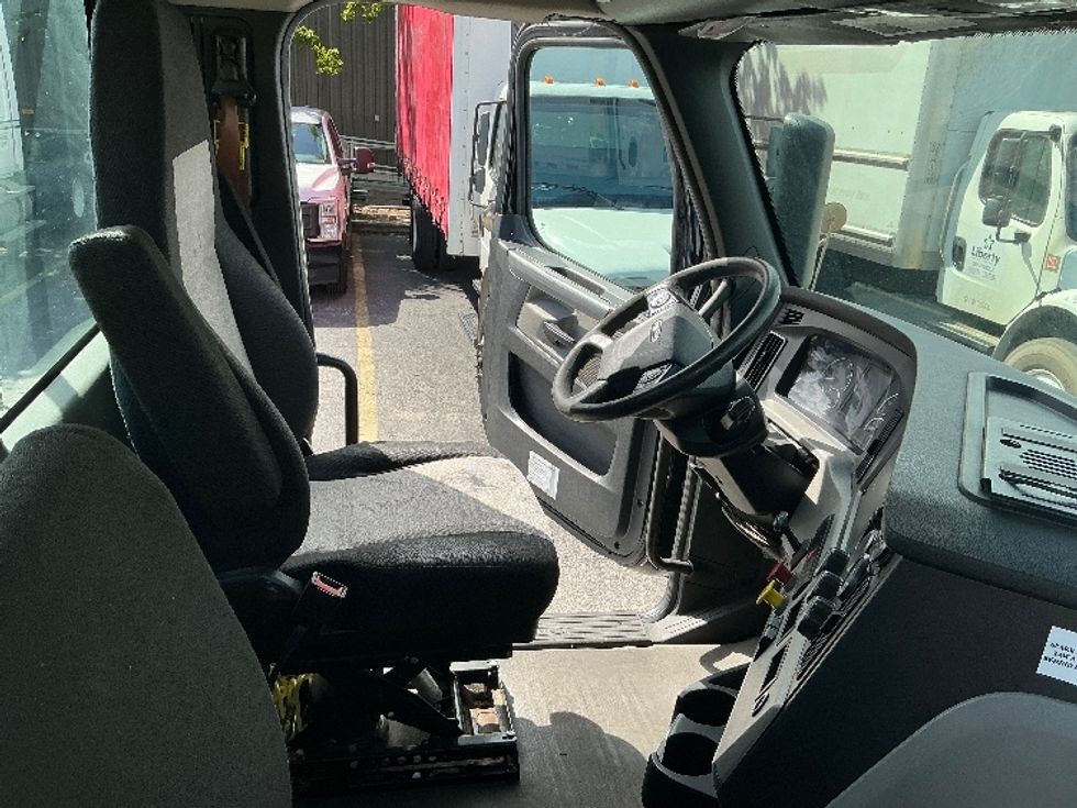 Day Cab Tractor-Heavy Duty Tractors-Freightliner-2019-T12642ST-Medley-FL-362,399\n\t\tmiles-$ 38,000 - Image 14