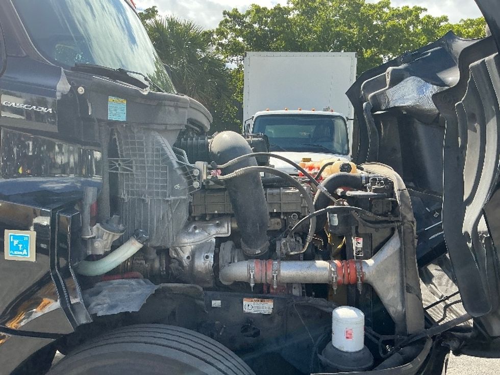 Day Cab Tractor-Heavy Duty Tractors-Freightliner-2019-T12642ST-Medley-FL-362,399\n\t\tmiles-$ 38,000 - Image 15