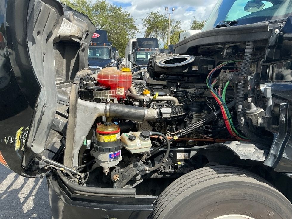 Day Cab Tractor-Heavy Duty Tractors-Freightliner-2019-T12642ST-Medley-FL-362,399\n\t\tmiles-$ 38,000 - Image 16