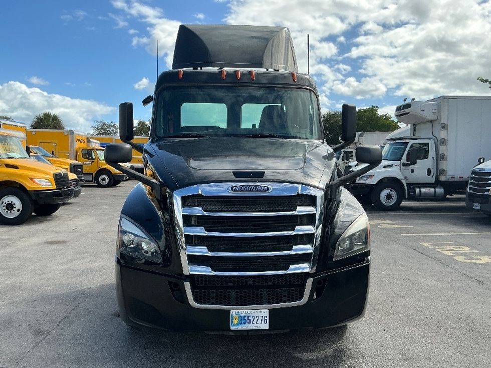 Day Cab Tractor-Heavy Duty Tractors-Freightliner-2019-T12642ST-Medley-FL-362,399\n\t\tmiles-$ 38,000 - Image 2