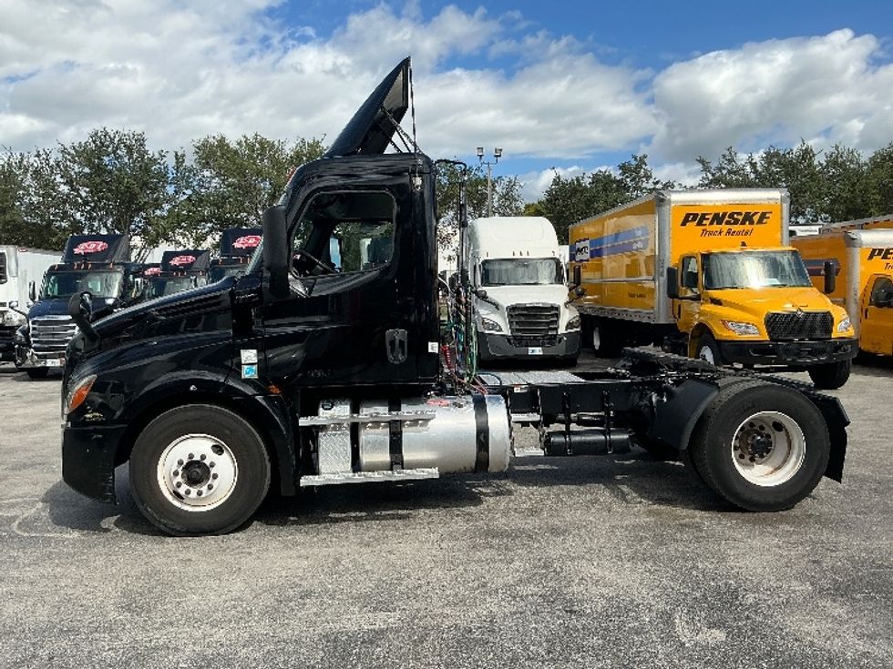 Day Cab Tractor-Heavy Duty Tractors-Freightliner-2019-T12642ST-Medley-FL-362,399\n\t\tmiles-$ 38,000 - Image 4