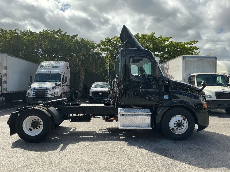 Day Cab Tractor-Heavy Duty Tractors-Freightliner-2019-T12642ST-Medley-FL-362,399\n\t\tmiles-$ 38,000 - Image 8