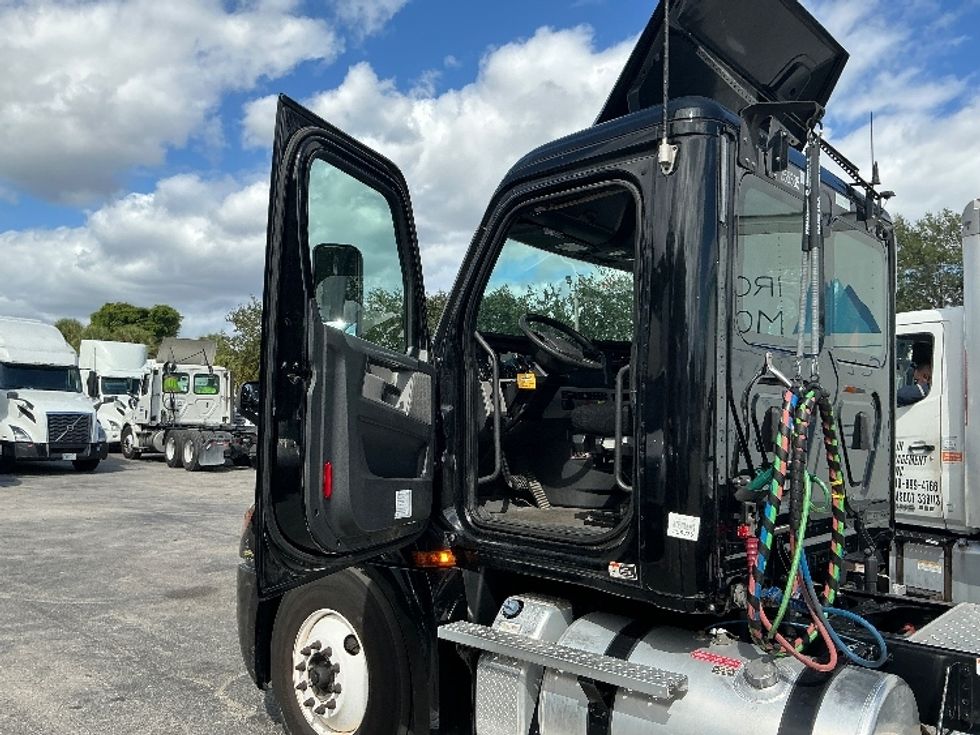 Day Cab Tractor-Heavy Duty Tractors-Freightliner-2019-T12642ST-Medley-FL-362,399\n\t\tmiles-$ 38,000 - Image 9