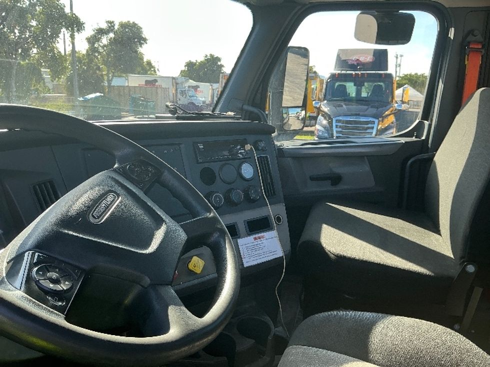 Day Cab Tractor-Heavy Duty Tractors-Freightliner-2019-T12642ST-Medley-FL-380,161\n\t\tmiles-$ 37,000 - Image 10