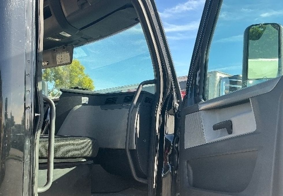 Day Cab Tractor-Heavy Duty Tractors-Freightliner-2019-T12642ST-Medley-FL-380,161\n\t\tmiles-$ 37,000 - Image 12