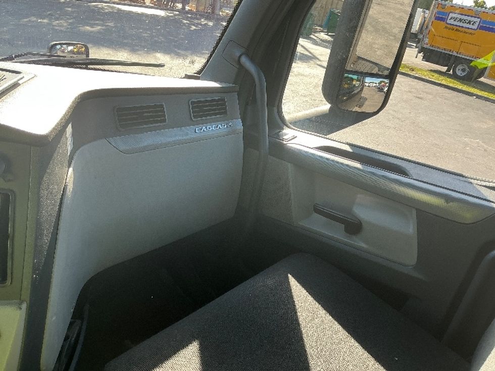 Day Cab Tractor-Heavy Duty Tractors-Freightliner-2019-T12642ST-Medley-FL-380,161\n\t\tmiles-$ 37,000 - Image 13