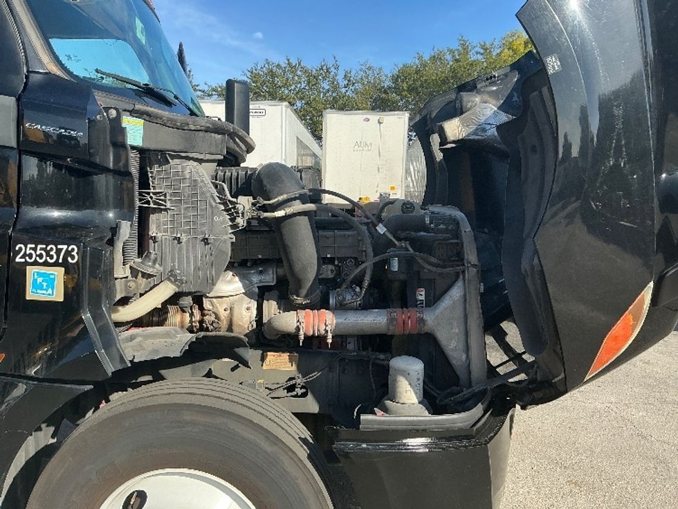 Day Cab Tractor-Heavy Duty Tractors-Freightliner-2019-T12642ST-Medley-FL-380,161\n\t\tmiles-$ 37,000 - Image 14