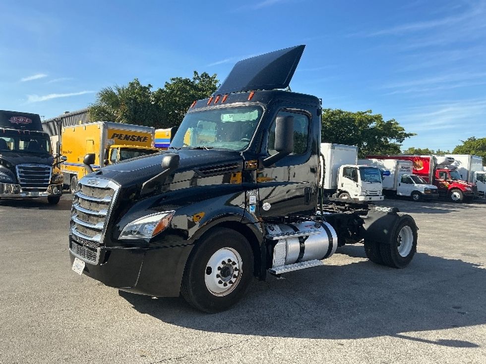 Day Cab Tractor-Heavy Duty Tractors-Freightliner-2019-T12642ST-Medley-FL-380,161\n\t\tmiles-$ 37,000 - Image 3