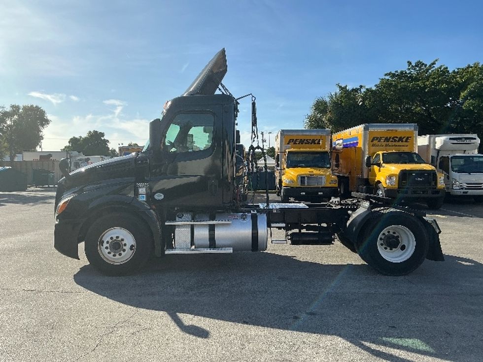 Day Cab Tractor-Heavy Duty Tractors-Freightliner-2019-T12642ST-Medley-FL-380,161\n\t\tmiles-$ 37,000 - Image 4