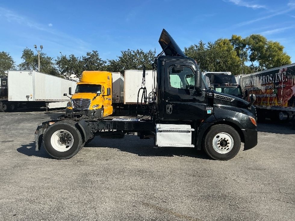 Day Cab Tractor-Heavy Duty Tractors-Freightliner-2019-T12642ST-Medley-FL-380,161\n\t\tmiles-$ 37,000 - Image 8