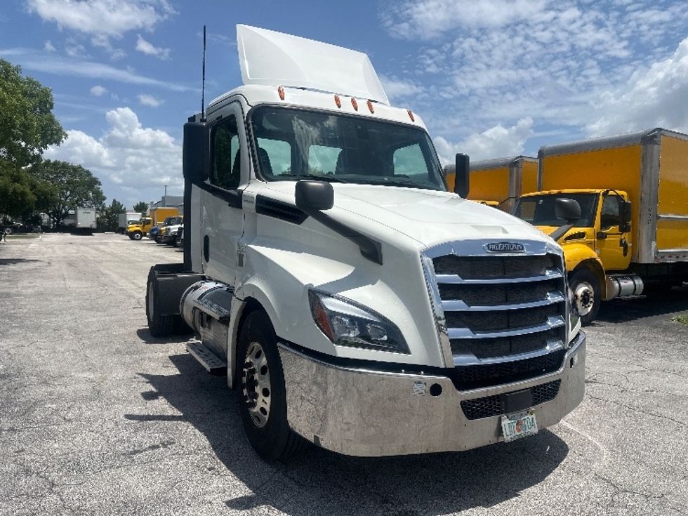 Day Cab Tractor-Heavy Duty Tractors-Freightliner-2019-T12642ST-Medley-FL-403,133\n\t\tmiles-$ 36,000 - Image 1