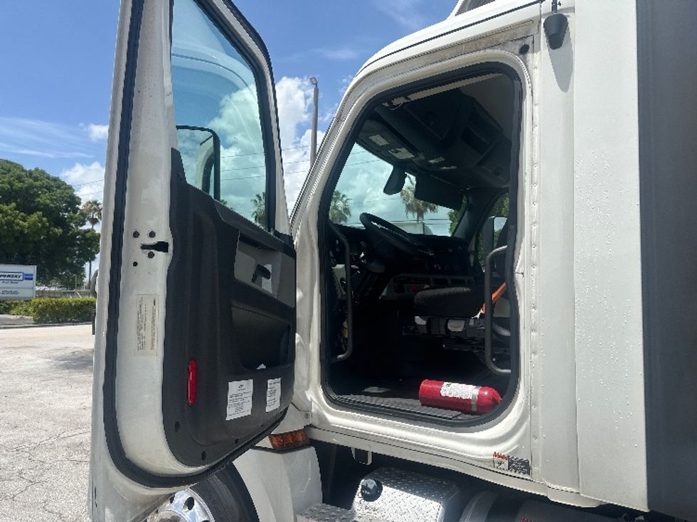 Day Cab Tractor-Heavy Duty Tractors-Freightliner-2019-T12642ST-Medley-FL-403,133\n\t\tmiles-$ 36,000 - Image 10