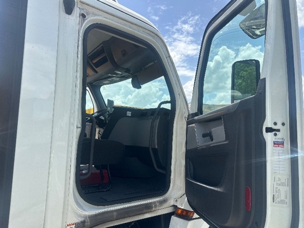 Day Cab Tractor-Heavy Duty Tractors-Freightliner-2019-T12642ST-Medley-FL-403,133\n\t\tmiles-$ 36,000 - Image 13