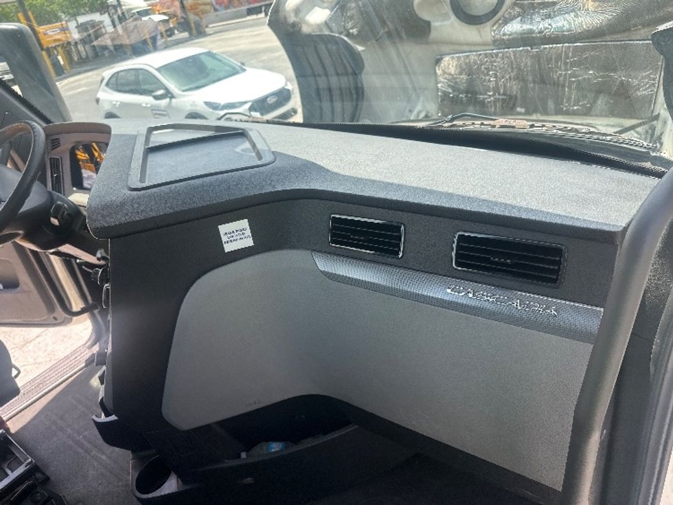 Day Cab Tractor-Heavy Duty Tractors-Freightliner-2019-T12642ST-Medley-FL-403,133\n\t\tmiles-$ 36,000 - Image 14