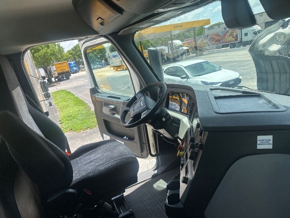 Day Cab Tractor-Heavy Duty Tractors-Freightliner-2019-T12642ST-Medley-FL-403,133\n\t\tmiles-$ 36,000 - Image 15